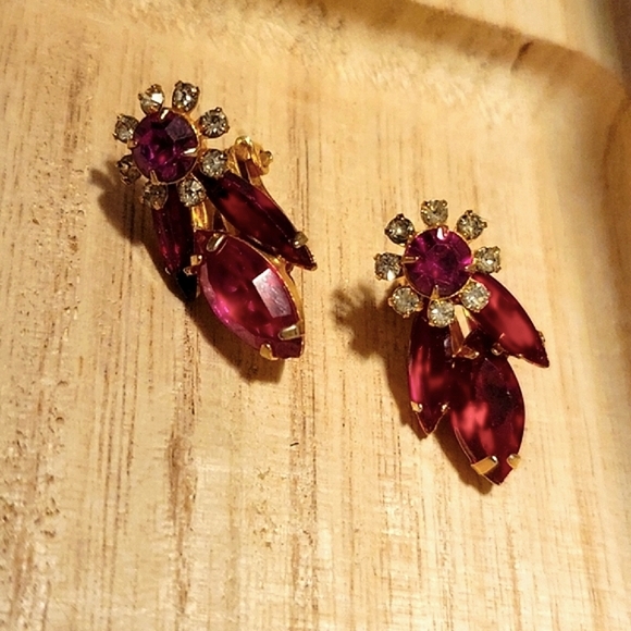 Vintage Red Rhinestone Clip Earrings in Goldtone Open Back Setting - Picture 2 of 7